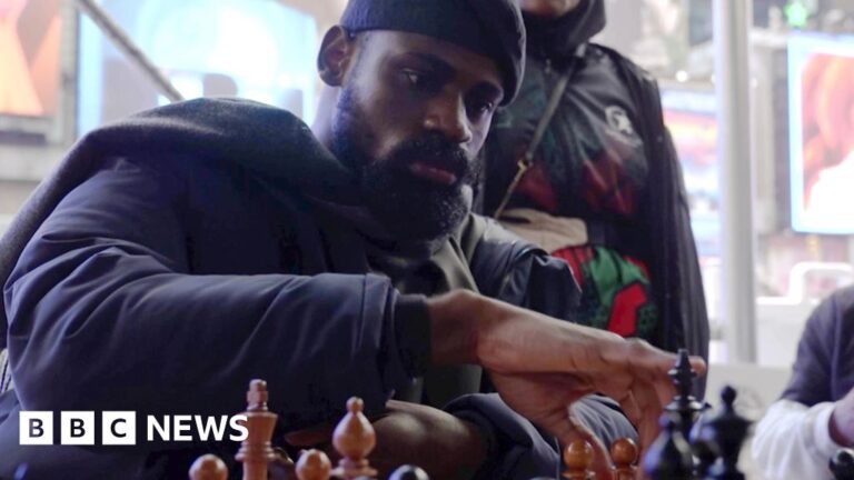 Maestro de ajedrez juega 58 horas seguidas en Times Square para batir récord de maratón