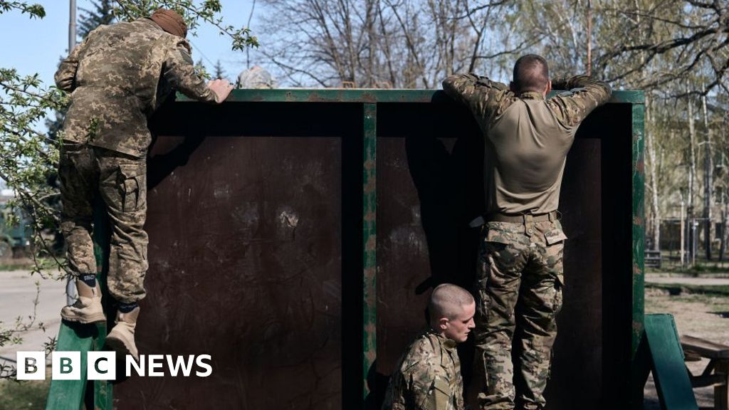 Guerra de Ucrania: Kiev limita la ayuda consular a los hombres en edad de luchar en el extranjero